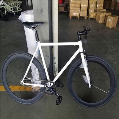 Cornice bianca elegante per adulti 700C bicicletta a velocità singola biciclette a marcia fissa con freccia a montagna