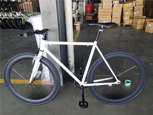 Cornice bianca elegante per adulti 700C bicicletta a velocità singola biciclette a marcia fissa con freccia a montagna