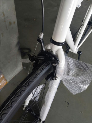 Cornice bianca elegante per adulti 700C bicicletta a velocità singola biciclette a marcia fissa con freccia a montagna