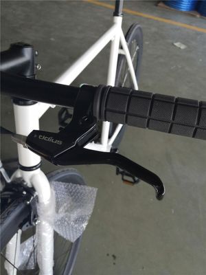 Cornice bianca elegante per adulti 700C bicicletta a velocità singola biciclette a marcia fissa con freccia a montagna