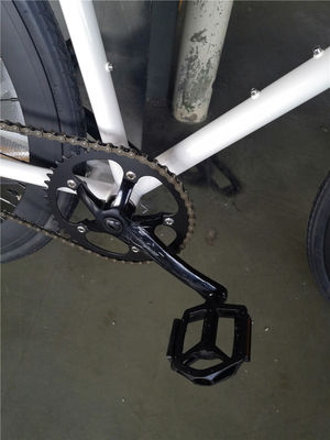 Cornice bianca elegante per adulti 700C bicicletta a velocità singola biciclette a marcia fissa con freccia a montagna