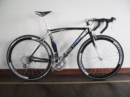 Bici da corsa Pedal 700C con telaio leggero in lega di alluminio e 24 velocità