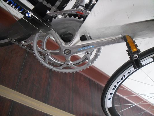 Bici da corsa Pedal 700C con telaio leggero in lega di alluminio e 24 velocità