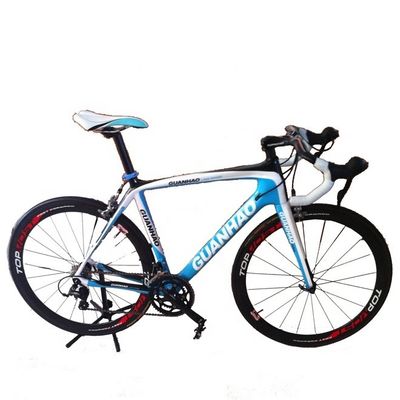 Bici da corsa in fibra di carbonio con pedale ordinario