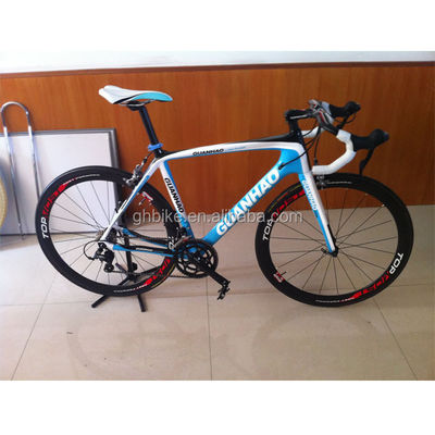 Bici da corsa in fibra di carbonio con pedale ordinario