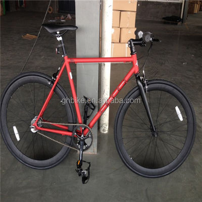 Bicicletta a 3 velocità a marcia fissa di colore rosso con pneumatico Kenda e Neco Head Set su telaio in cromoli