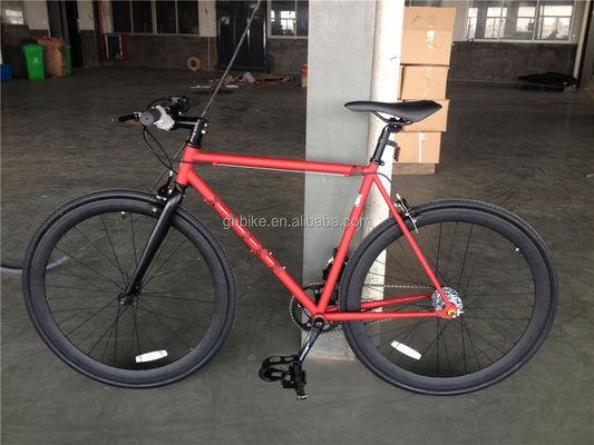 Bicicletta a 3 velocità a marcia fissa di colore rosso con pneumatico Kenda e Neco Head Set su telaio in cromoli