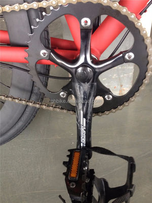 Bicicletta a 3 velocità a marcia fissa di colore rosso con pneumatico Kenda e Neco Head Set su telaio in cromoli