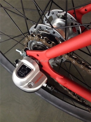 Bicicletta a 3 velocità a marcia fissa di colore rosso con pneumatico Kenda e Neco Head Set su telaio in cromoli