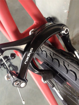 Bicicletta a 3 velocità a marcia fissa di colore rosso con pneumatico Kenda e Neco Head Set su telaio in cromoli