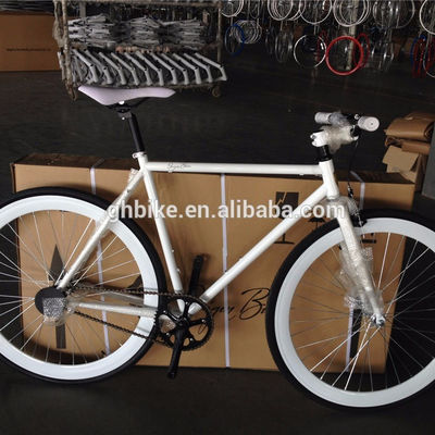 Bicicletta monovelocità 700c Fixie Bike con catena KMC e peso lordo 13kg
