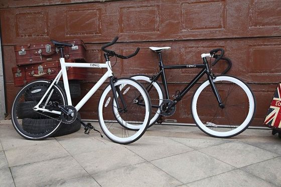 Bicicletta monovelocità 700c Fixie Bike con catena KMC e peso lordo 13kg