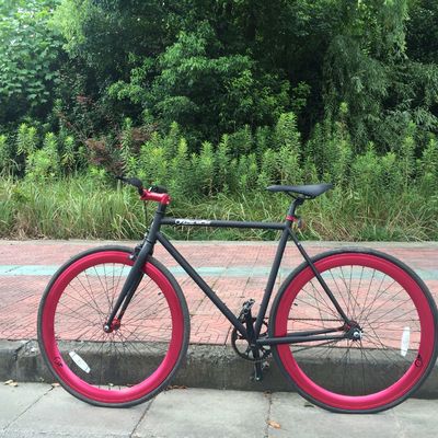 Bicicletta monovelocità 700c Fixie Bike con catena KMC e peso lordo 13kg