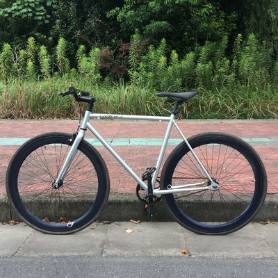 Bicicletta monovelocità 700c Fixie Bike con catena KMC e peso lordo 13kg