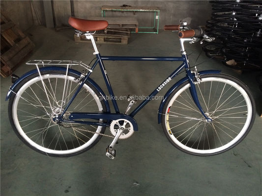 Viaggia senza sforzo per la città su questa bici da tre velocità per uomini con cestino