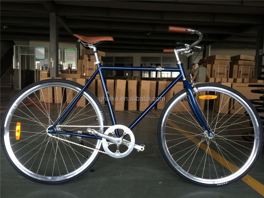Viaggia senza sforzo per la città su questa bici da tre velocità per uomini con cestino