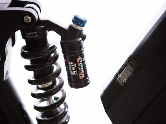 8 SPEED Ingranaggi 26 pollici 48V 17Ah Batteria al litio Bici elettrica di montagna con 1000W Bafang Motore medio